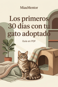 Portada ilustrativa de la guía Los primeros 30 días con tu gato adoptado de MiauMentor, con un gato en un rincón acogedor en tonos crema, salvia y terracota.